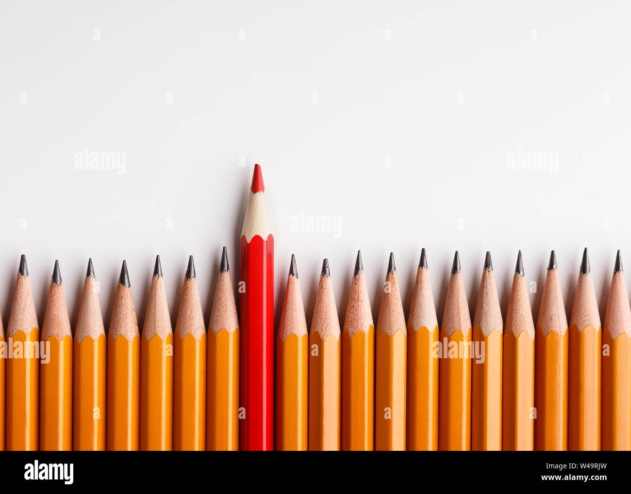 Una matita rossa in piedi fuori linea con quelli simili Foto stock - Alamy