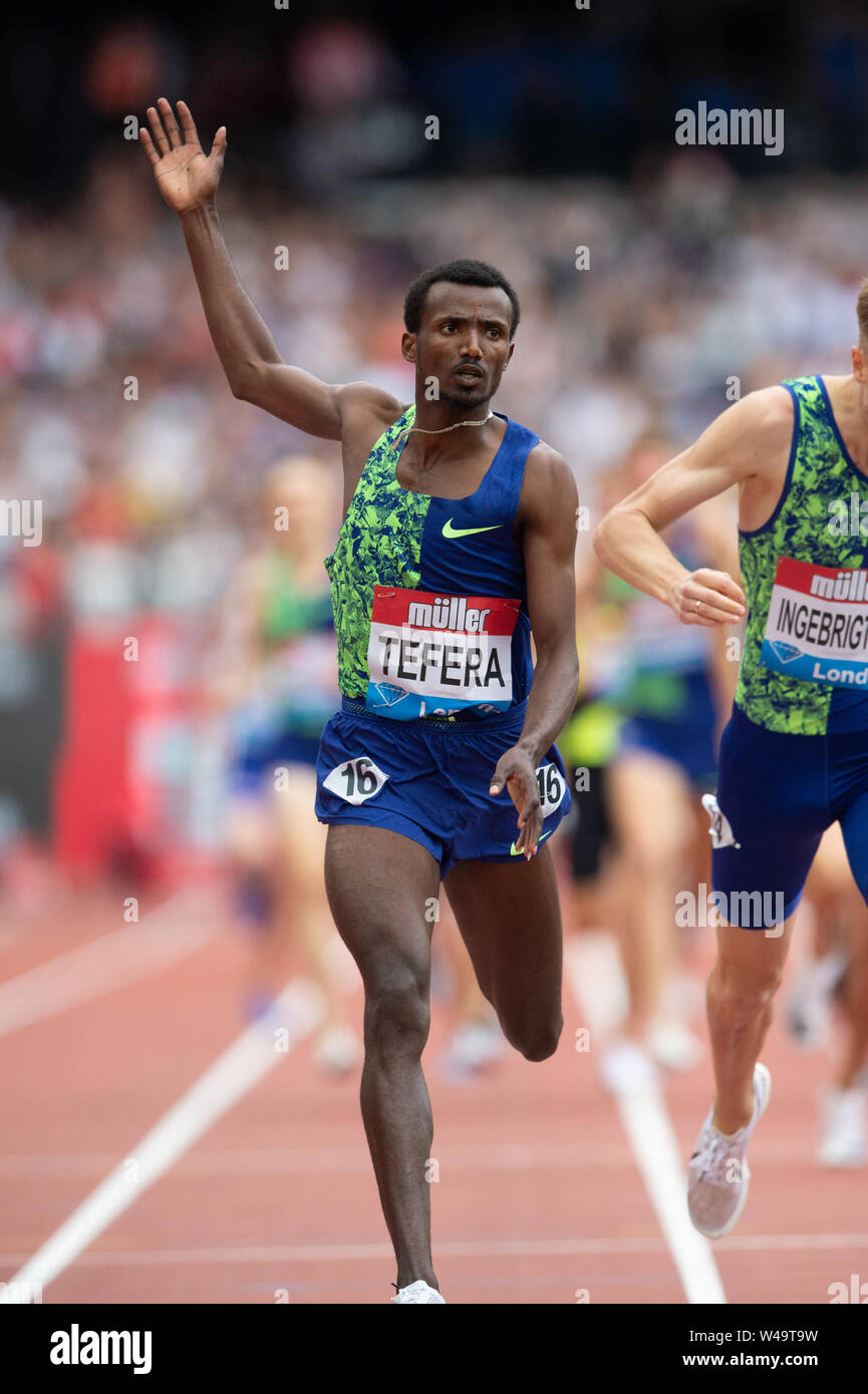 Londra, Inghilterra xxi luglio Samuel Tefera vince il Emsley Carr Mile davanti a Filip Ingebrigtsen al Muller anniversario giochi presso la London Stadium, Stratford domenica 21 luglio 2019. Foto Stock