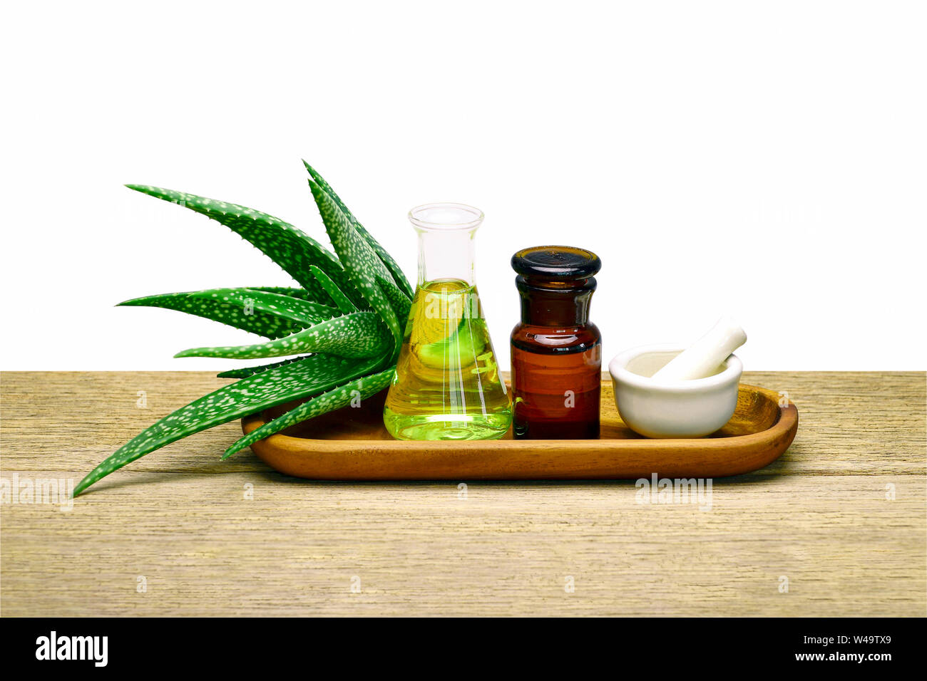 Aloe vera gel, olio essenziale ed estratto vegetale, la ricetta segreta per il viso, la cute e i capelli anti-invecchiamento della terapia sulla tavola di legno con percorso di clipping. Foto Stock