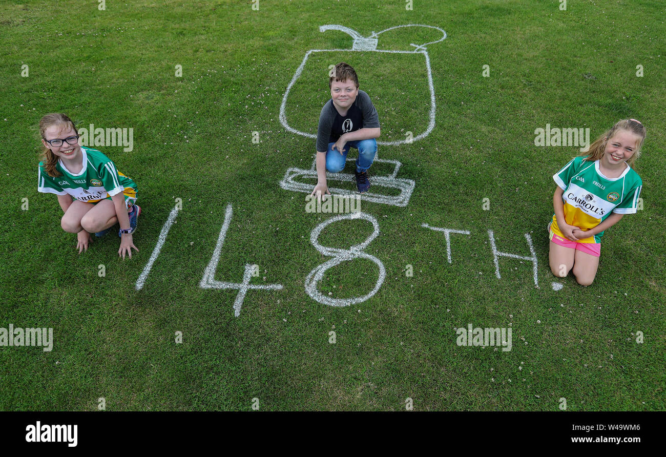 Aoibheann, Oisin e Shannan Molloy che vivono accanto a Esker Hills Golf Club, Tullamore, Co.Offaly, home golf club di Shane Lowry, con il Claret Jug dipinta sul loro prato. Foto Stock