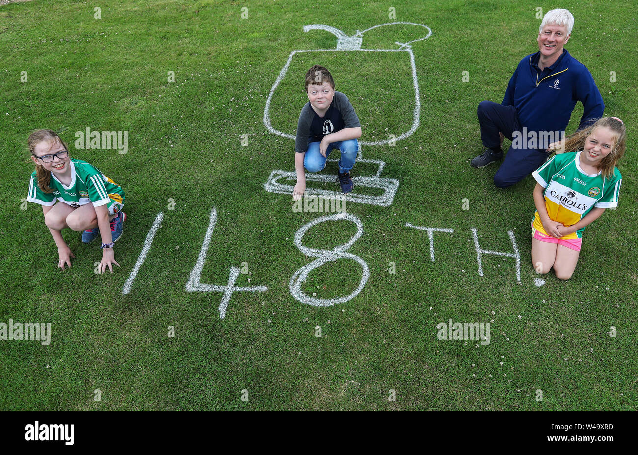 Aoibheann, Oisin e Shannan Molloy con il loro padre le catture, che vivono accanto a Esker Hills Golf Club, Tullamore, Co.Offaly, home golf club di Shane Lowry, con il Claret Jug dipinta sul loro prato. Foto Stock