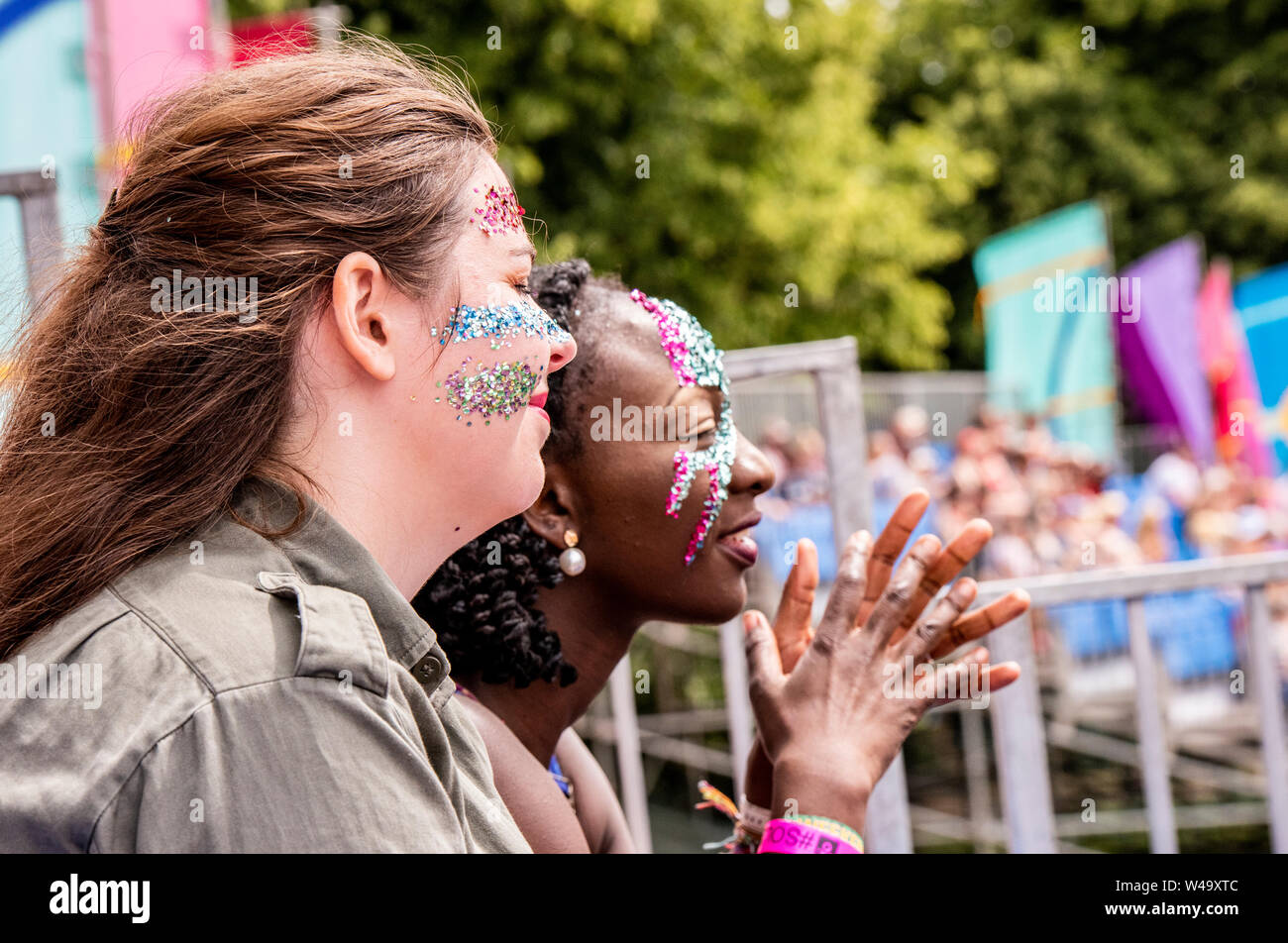 I frequentatori del festival con facce dipinte a Latitude Festival. Henham Park, Suffolk, Regno Unito, 21 Luglio 2019 Foto Stock