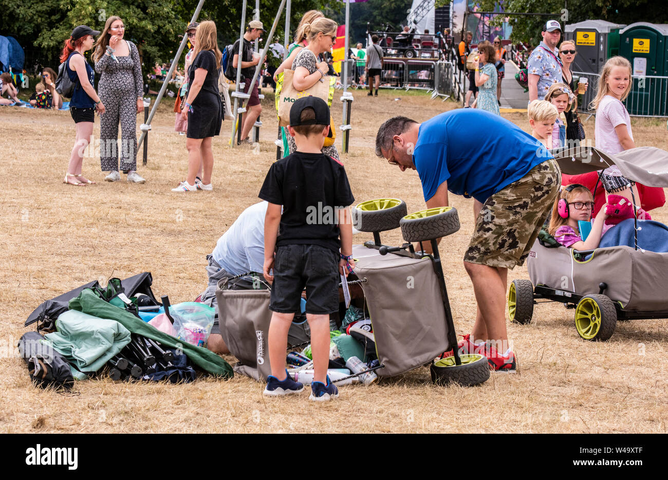 Famiglia con un carrello ribaltata a Latitude Festival, Henham Park, Suffolk, Regno Unito, 21 Luglio 2019 Foto Stock