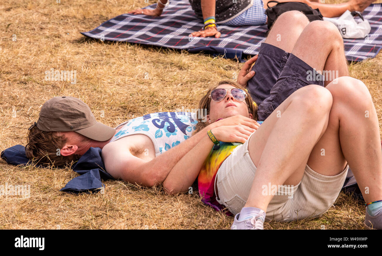 Stanco di Latitude i frequentatori del festival addormentato su erba, Henham Park, Suffolk, Regno Unito, 21 Luglio 2019 Foto Stock