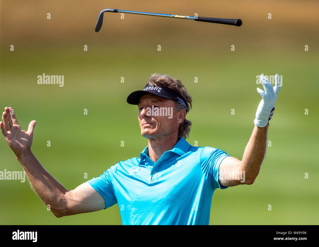Gneven, Germania. 21 Luglio, 2019. Golf: Senior Open, single, uomini, round finale: Bernhard Langer dalla Germania getta il club nell'aria all'ultimo foro dopo il birdie. Credito: Jens Büttner/dpa-Zentralbild/dpa/Alamy Live News Foto Stock