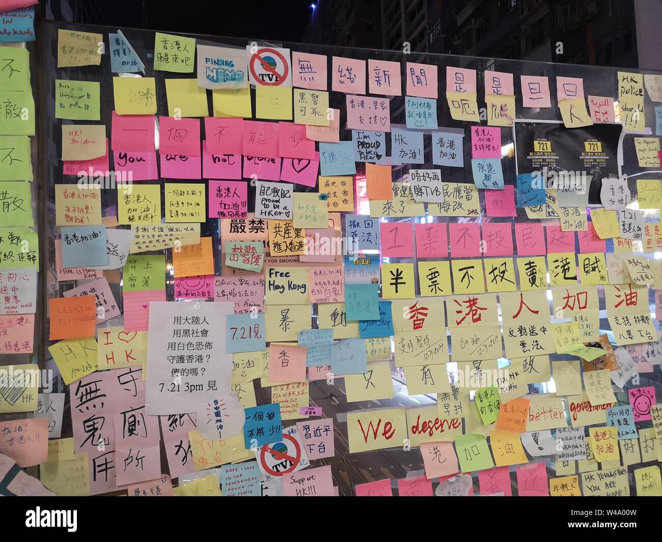 Colorato note manoscritte della protesta contro la legge in materia di estradizione in Cina su un ponte pedonale a Hong Kong, Cina Foto Stock