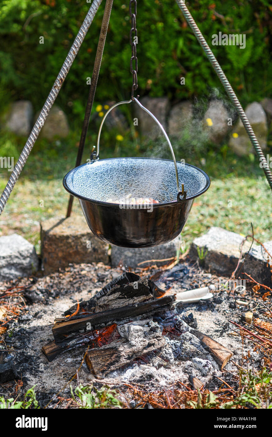 Pot ungherese sul fuoco bogracs durante la cottura del piatto. Foto Stock