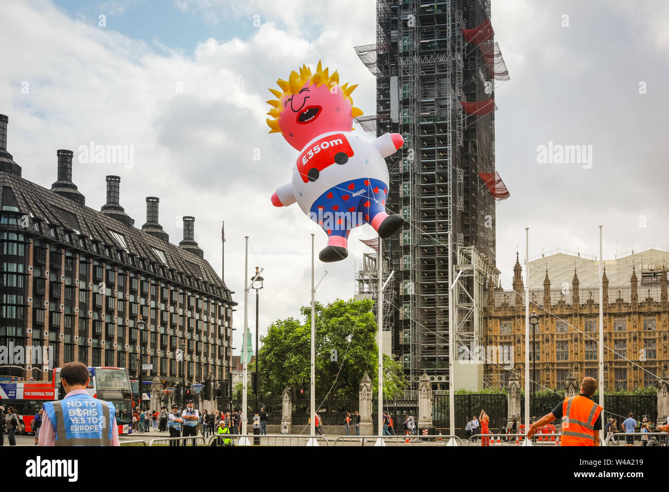 Il 'Boris Blimp', un gigante, sovradimensionato figura gonfiabile realizzato a guardare come Boris Johnson, vola sopra la piazza del Parlamento a una protesta Foto Stock