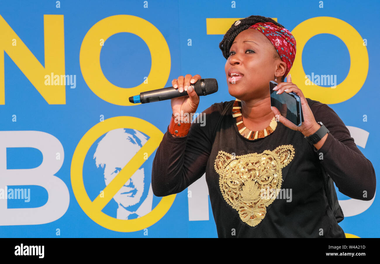 Dr Shola Mos-Shogbamimu, avvocato, attivista, fondatore delle donne nella pubblicazione di leadership, parla sul palco di un anti-Brexit protesta, REGNO UNITO Foto Stock