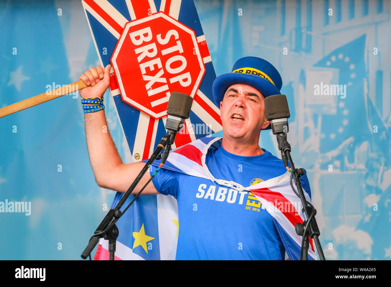 Steven (Steve) Bray, anti-Brexit attivista SODEM al fondatore, parla in scena presso il 'Marco per cambiare' anti-Brexit protesta in Westminster, Londra, Regno Unito Foto Stock