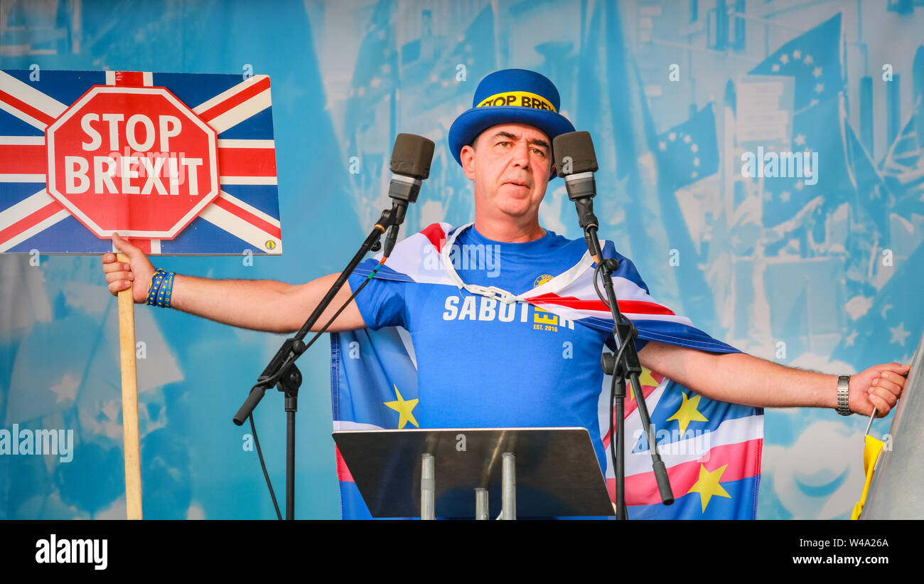 Steven (Steve) Bray, anti-Brexit attivista SODEM al fondatore, parla in scena presso il 'Marco per cambiare' anti-Brexit protesta in Westminster, Londra, Regno Unito Foto Stock