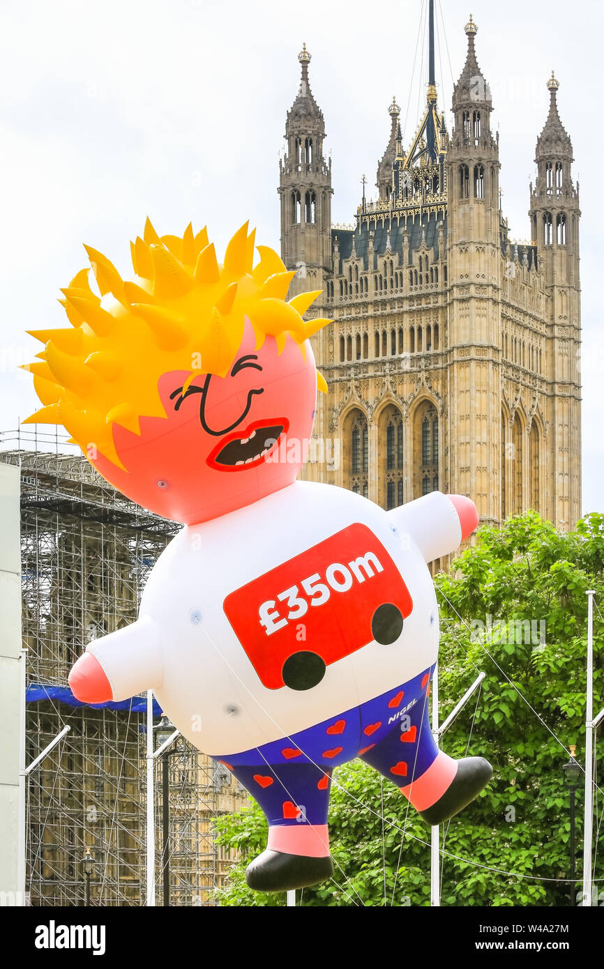 Il 'Boris Blimp', un gigante, sovradimensionato figura gonfiabile realizzato a guardare come Boris Johnson, vola sopra la piazza del Parlamento a una protesta Foto Stock