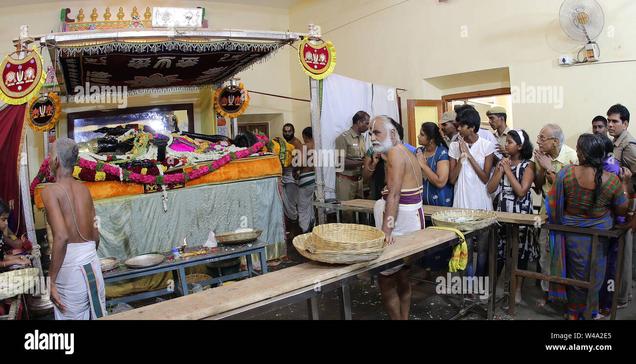 Kanchipuram, Tamil Nadu, India, 21 Luglio 2019: Athi Varadhar (idolo fatto di Fig Tree Legno) emerge da sotto l'acqua (Tempio serbatoio ) dando dharshan al pubblico una volta in 40 anni solo per 48 giorni. Lakhs di persone affollano per avere Dharshan nel tempio città di Kanchipuram, Tamil Nadu. Seshadri SUKUMAR Foto Stock