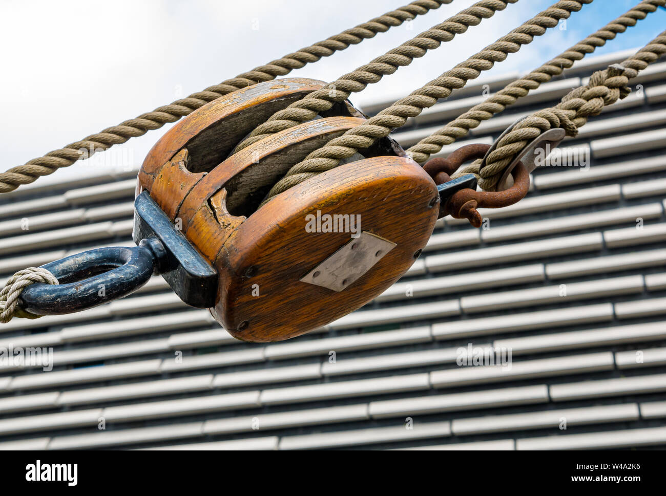 V&A Dundee Museum & vela in legno Blocco fune della nave rigging, RSS Discovery nave, Riverside Esplanade, Dundee, Scotland, Regno Unito Foto Stock