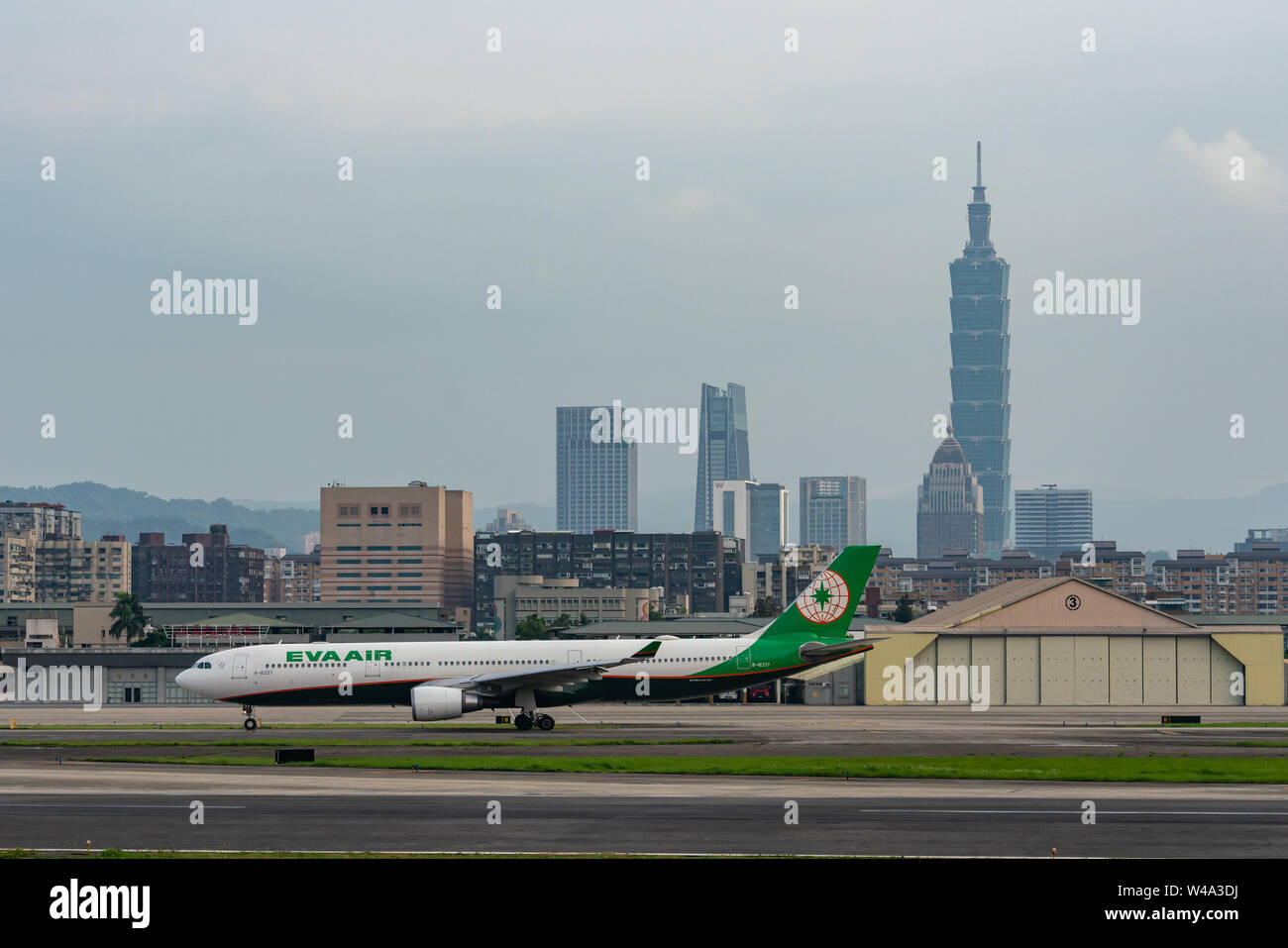 TAIPEI, Taiwan - 18 Maggio 2019: EVA Air Airbus A330-300 tassare al Taipei Aeroporto Songshan di Taipei, Taiwan. Foto Stock