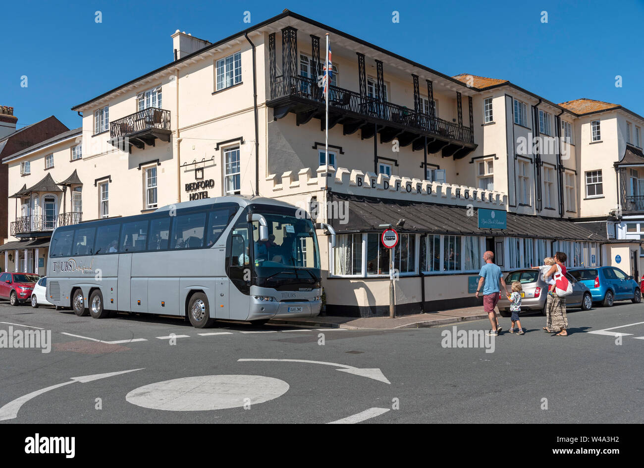 Sidmouth, Devon, Inghilterra, Regno Unito. Luglio 2019. Pulmann sul lungomare a Sidmouth un popolare resort per vacanze in East Devon. Prelevare i passeggeri. Foto Stock