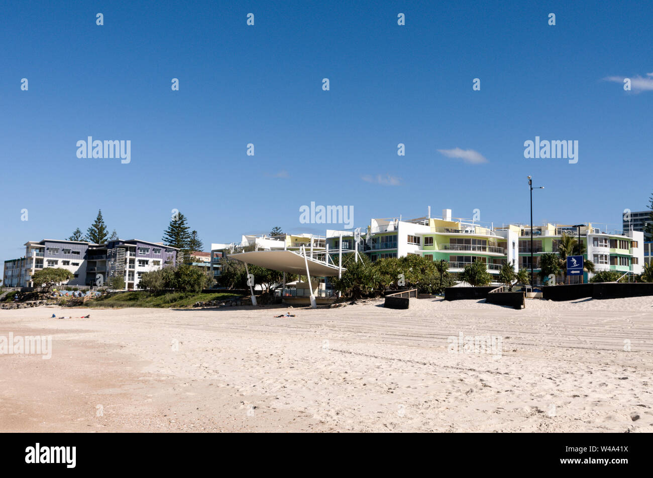 Appartamenti vacanze lungo re spiaggia con vista dell'Oceano Pacifico, in Caloundra, Queensland, Australia. Foto Stock