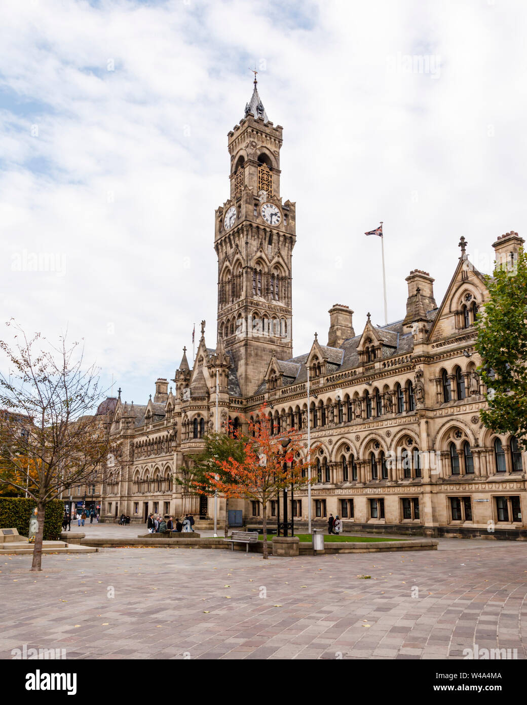 Bradford City Hall con la Piscina a Specchio in primo piano, Centenary Square, Bradford, Regno Unito Foto Stock