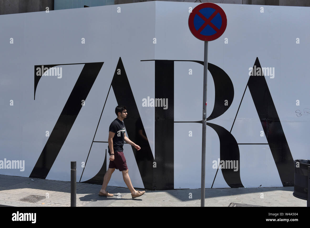 Luglio 20, 2019 - Barcellona, Spagna - un uomo cammina passato a Zara logo in Barcellona. (Credito Immagine: © Giovanni Milner/SOPA immagini via ZUMA filo) Foto Stock