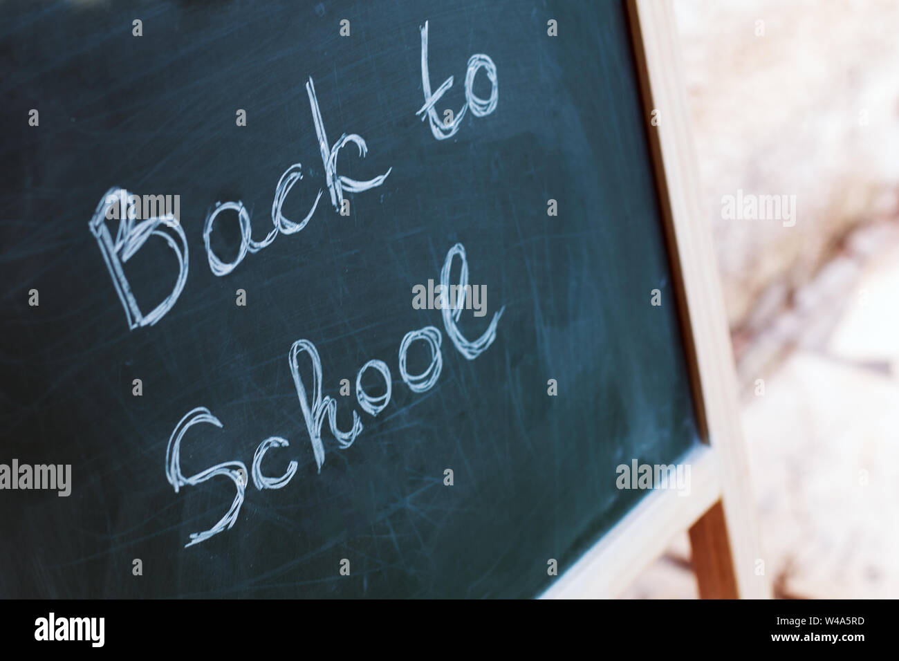 Nero lavagna scuola sullo sfondo della parete con la scritta torna alla scuola Foto Stock
