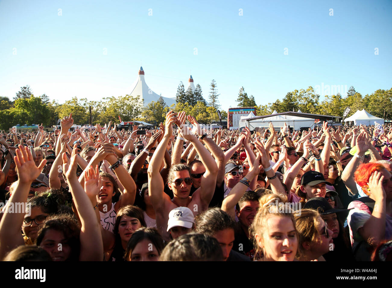 In California, Stati Uniti d'America . Il 20 luglio, 2019. Ventole battano le mani durante il Vans warped tour venticinquesimo anniversario al litorale anfiteatro sulla luglio 20, 2019 a Mountain View, California. Credito: MediaPunch Inc/Alamy Live News Foto Stock