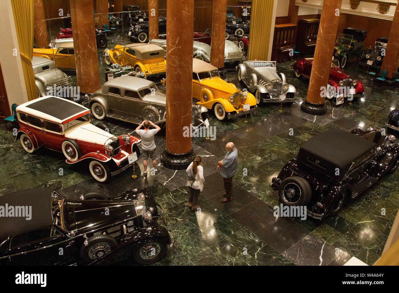 Automobili classiche sul piano principale di raccolta Nethercutt Foto Stock