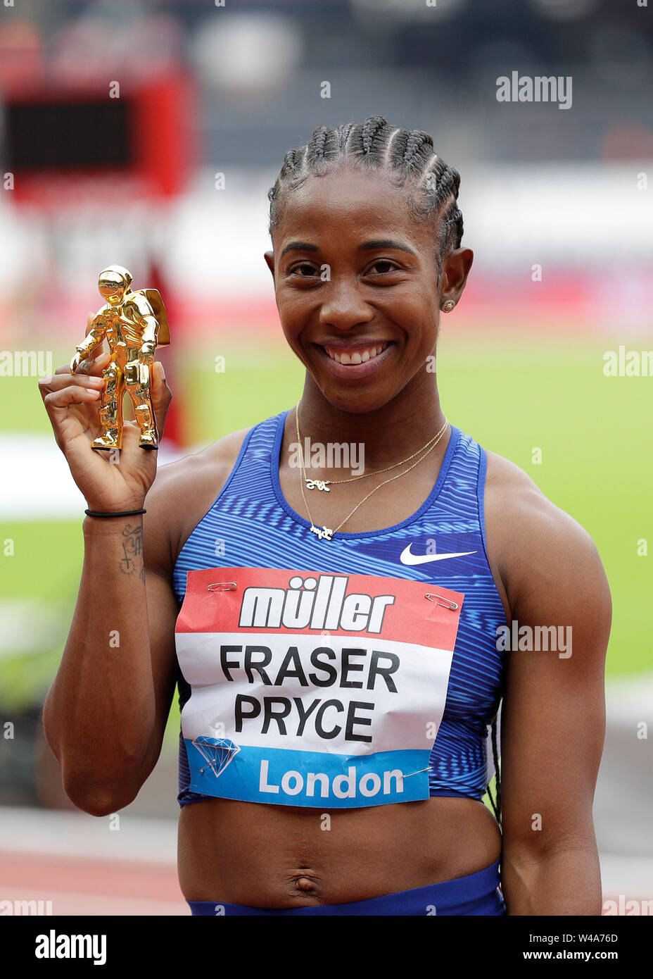 Lo stadio di Londra, Londra, Regno Unito. 21 Luglio, 2019. IAAF Muller anniversario giochi atletica; Shelly-Ann Fraser-Pryce della Giamaica in posa con una miniatura golden astronauta dopo la finitura 1A nelle donne 100m credito finale: Azione Plus sport/Alamy Live News Foto Stock