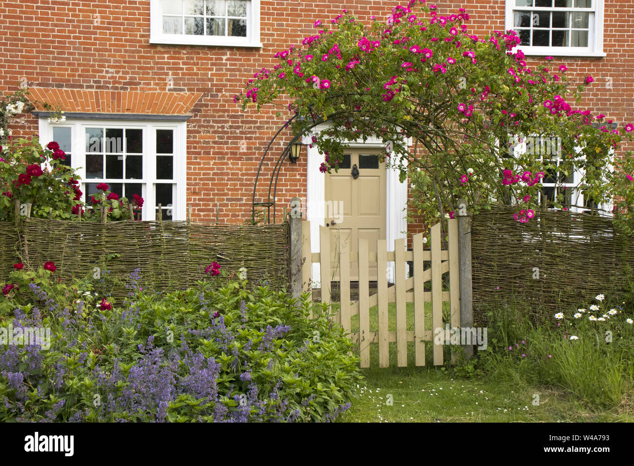 Doppia grande con una facciata di Casa solo dalla chiesa di San Pietro e San Paolo, nel pittoresco villaggio di Wangford, Suffolk Foto Stock