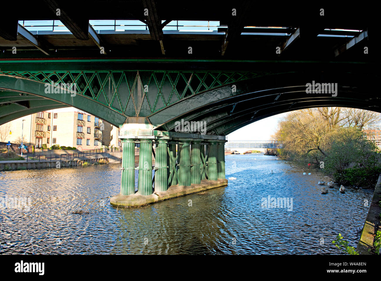 Viadotto di Nene a sud della stazione di Peterborough. Costruzione in ghisa vittoriana ancora in uso che trasporta treni ad alta velocità sulla linea principale della costa orientale, Regno Unito Foto Stock