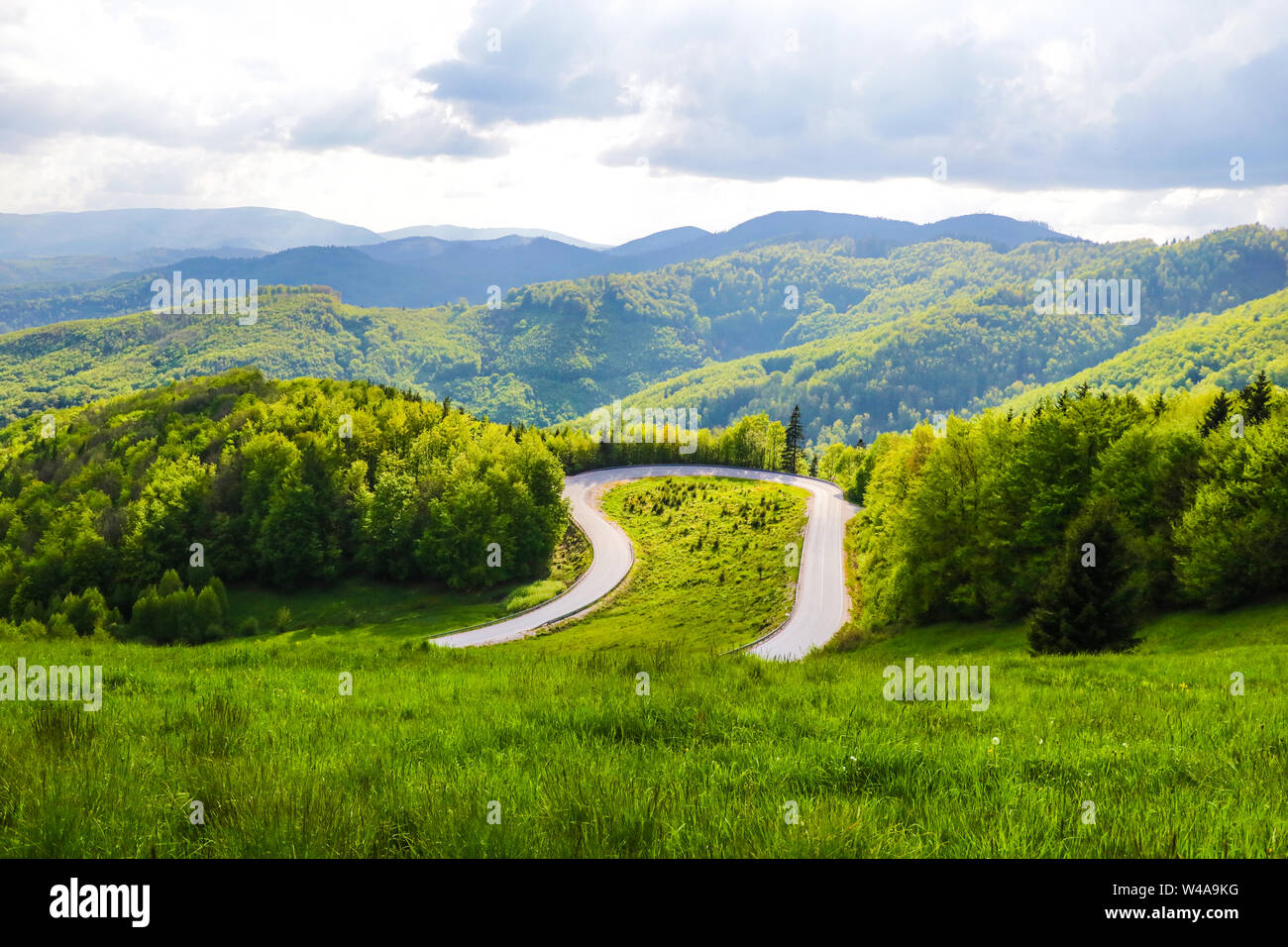 Mountain strada tortuosa in Slovacchia, vista da sopra con una vista delle montagne Foto Stock