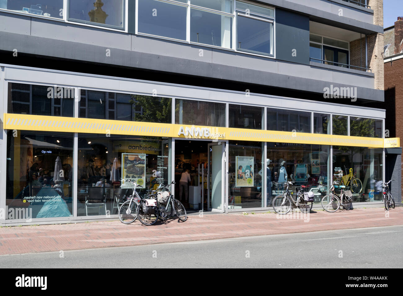 ANWB winkel in Leiden, Paesi Bassi. Il Royal Dutch Touring Club (ANWB)  opera 87 i negozi per la vendita di documenti, abbigliamento per il tempo  libero e viaggi prodotti Foto stock - Alamy