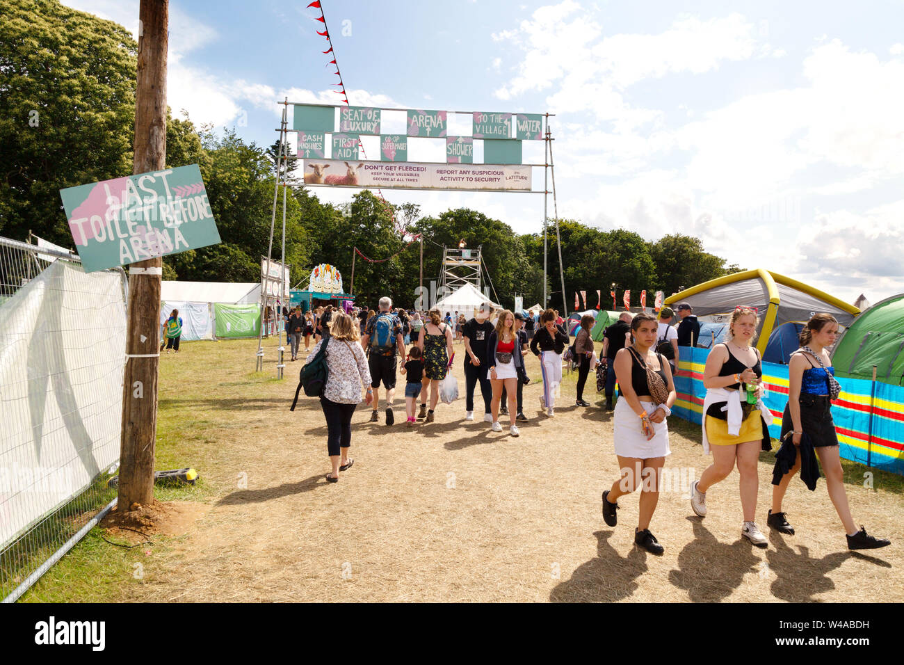 Latitude festival - le persone che arrivano a uno degli ingressi con segni digital signage , Suffolk REGNO UNITO Latitude 2019 Foto Stock