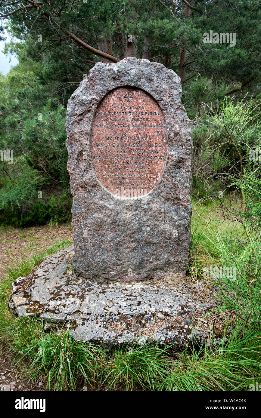 Monumento di pietra vicino al luogo dove il maggiore generale Walter Brook riso annegato accidentalmente mentre pattinaggio su Loch un Eilein il 26 dicembre 1892. Foto Stock
