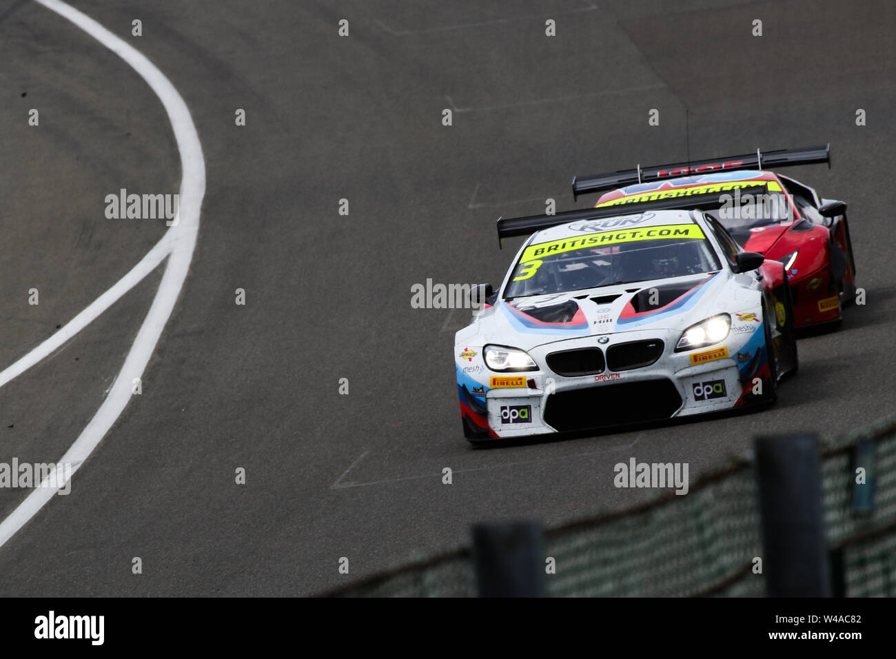 Stavelot, Belgio. 21 Luglio, 2019. Secolo Motorsport BMW M6 GT3 con driver Dominic Paolo & Ben verde conduce WPI Motorsport Huracan Lamborghini GT3 2019 con Driver Michael Igoe & Dennis Lind durante il Campionato British GT Round 7 Spa-Francorchamps presso il circuito di Spa-Francorchamps, Stavelot, Belgio il 21 luglio 2019. Foto di Jurek Biegus. Credit: UK Sports Pics Ltd/Alamy Live News Foto Stock