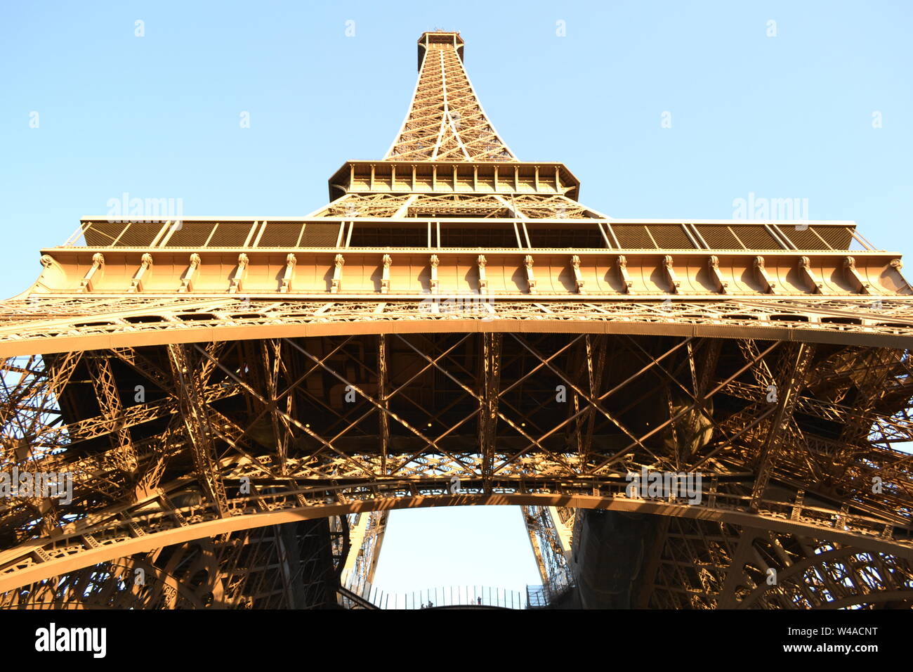 Vista la Parigi Torre Eiffel struttura complessa da terra. Foto Stock
