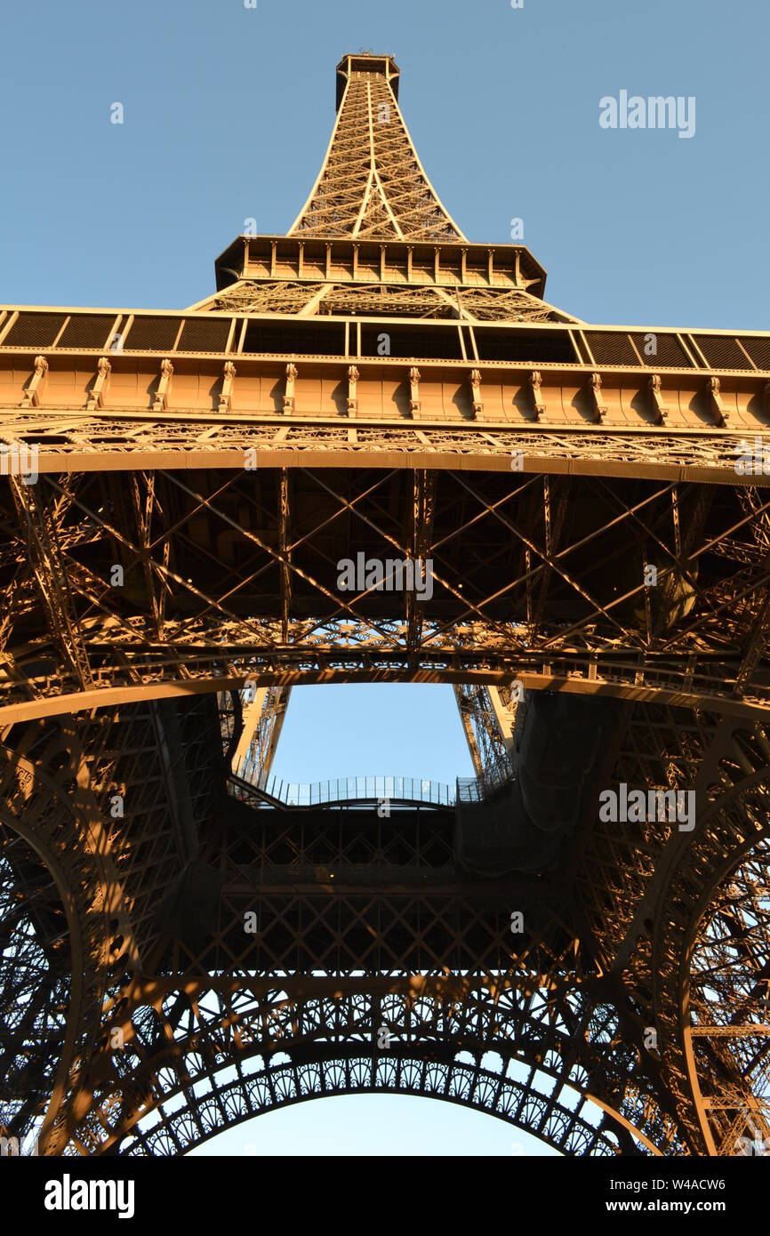 Vista la Parigi Torre Eiffel struttura complessa da terra. Foto Stock
