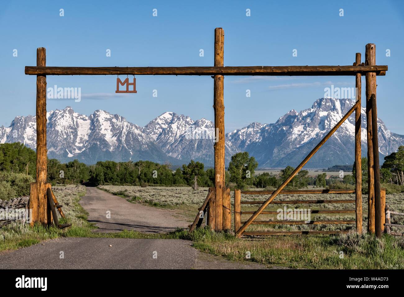 Montare Moran e il Grand Teton Mountains al cancello di ingresso alla testa di alce Ranch del Grand Teton National Park in Moran, Wyoming. Foto Stock