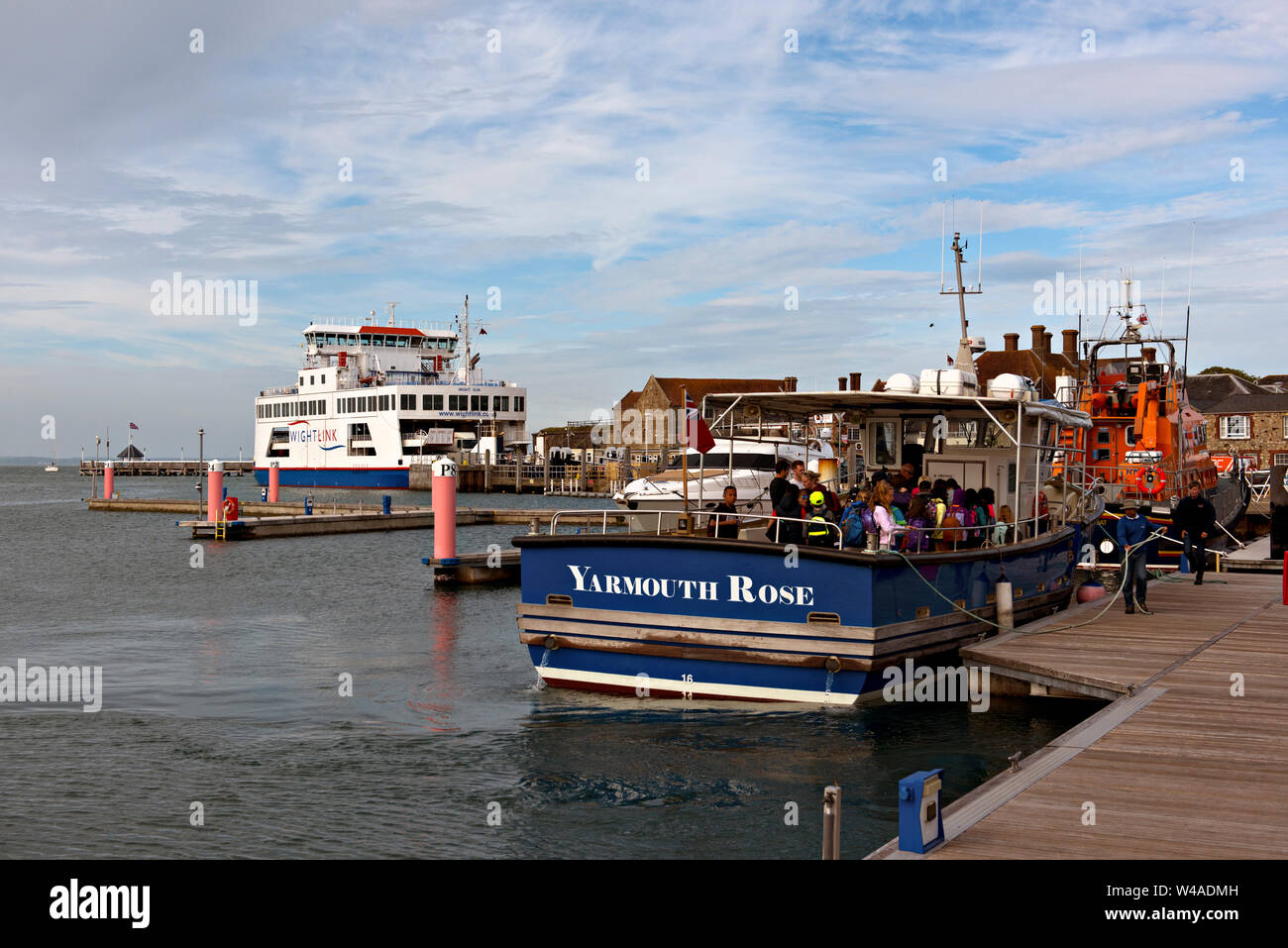 Yarmouth Harbour, Isle of Wight, UK Yarmouth Rose, una nave da crociera da piacere, è visto in primo piano e un traghetto IOW sullo sfondo Foto Stock