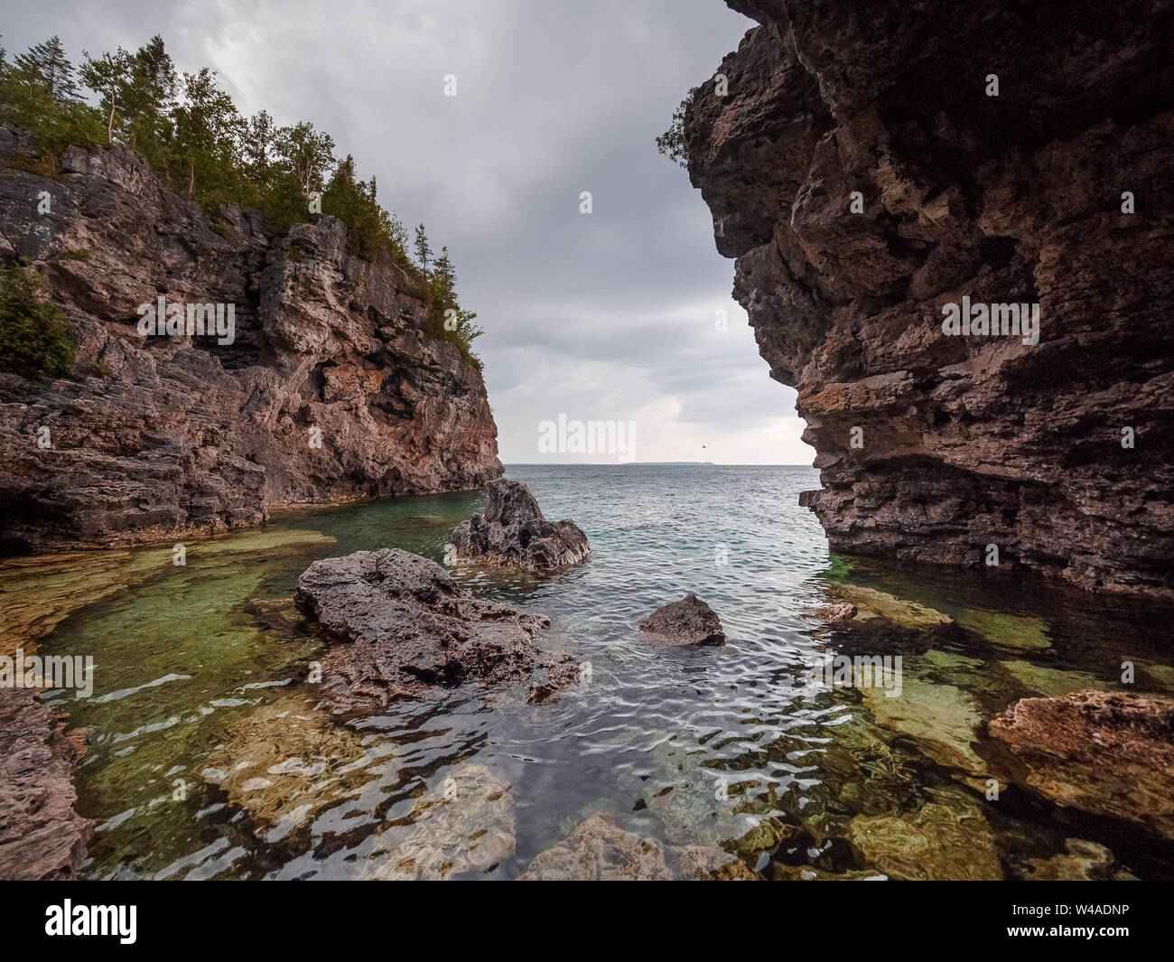 La grotta, Bruce penisola parco vicino a Tobermory, Ontario, Canada durante il periodo estivo Foto Stock