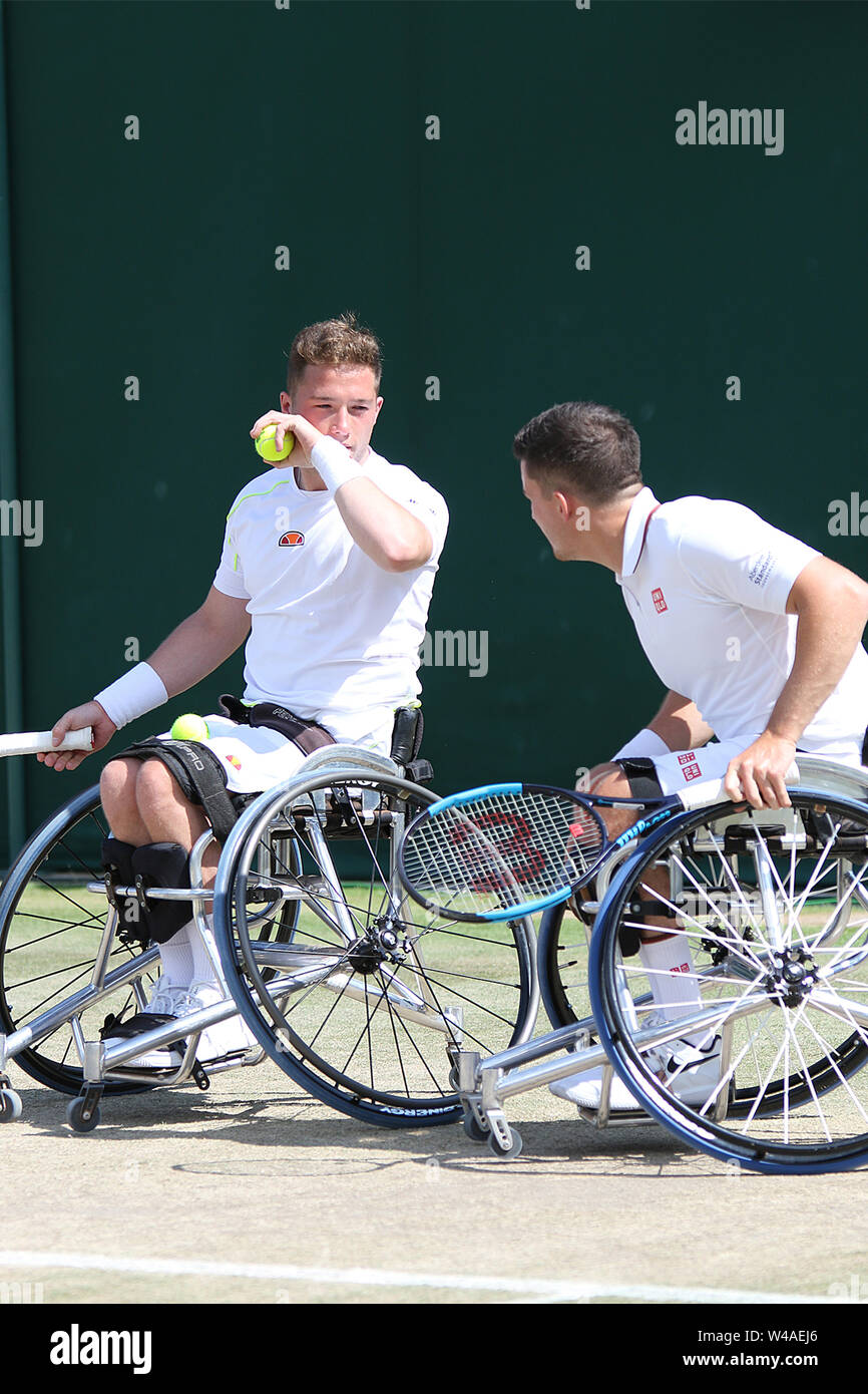 (L a R) Alfie Hewitt e Gordon Reid di Gran Bretagna che erano corridori in sedia a rotelle raddoppia i campionati di tennis a Wimbledon 2019 Foto Stock