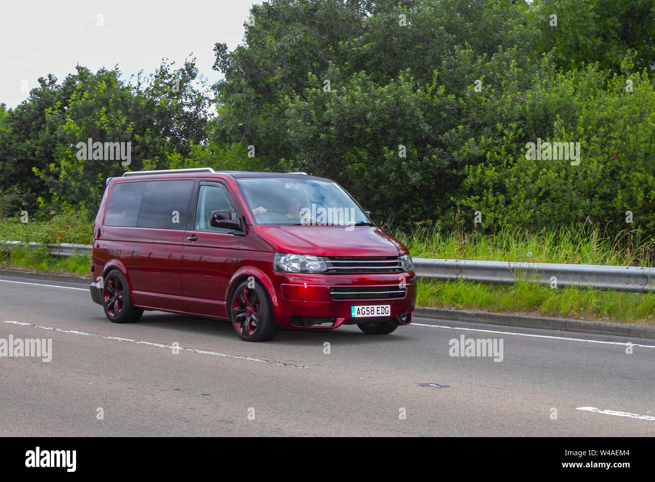 2009 Red VW Volkswagen Tr-Porter T26 84 TDI SWB 1896 cc pulmino diesel al festival dei trasporti tenuto nella città balneare di Fleetwood, Lancashire, Regno Unito Foto Stock