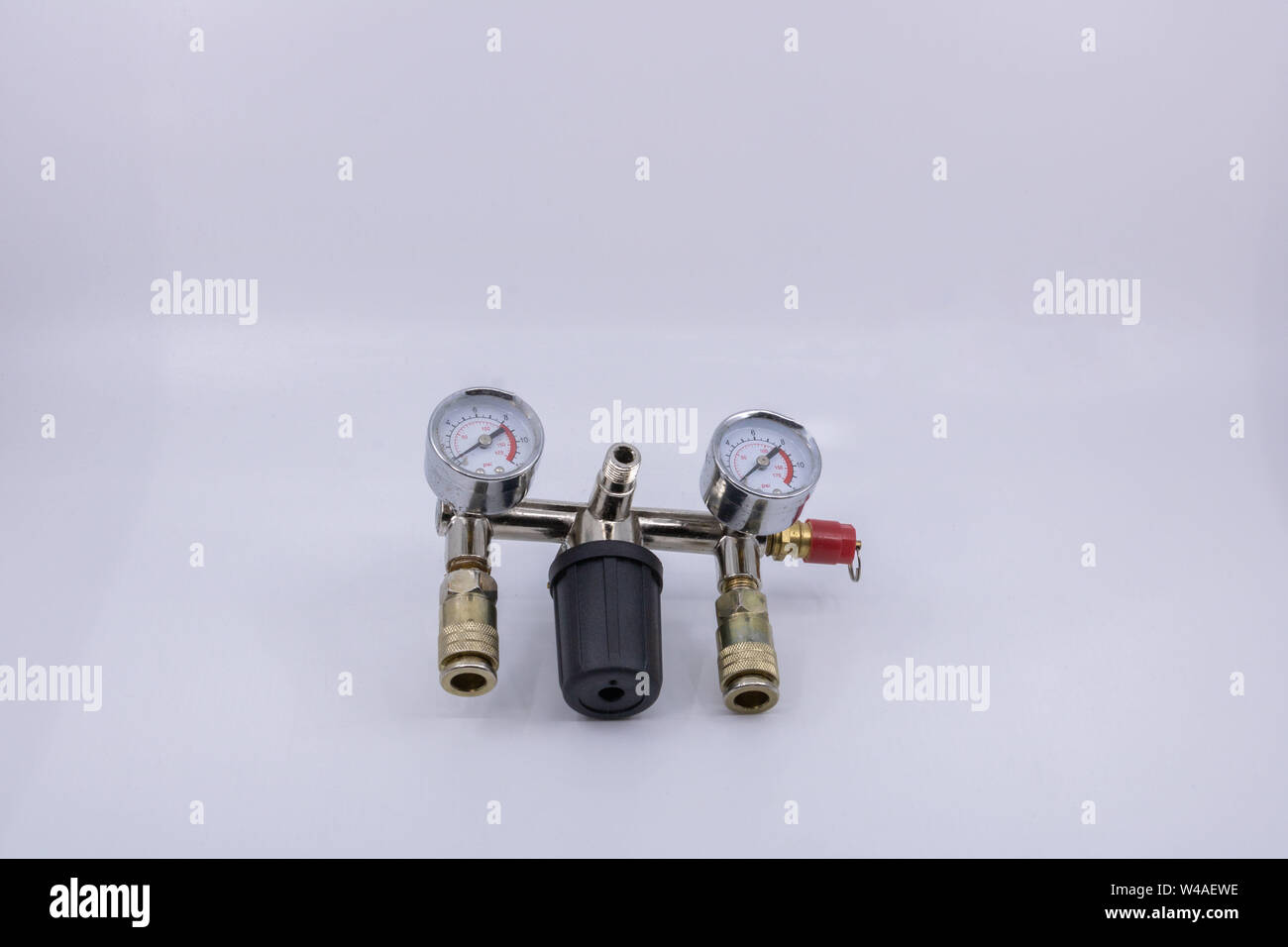 Manometro regolatore della pressione per la tubazione compressore - oggetto isolato su sfondo bianco per i professionisti della costruzione e vendita di attrezzature per il FAI DA TE Foto Stock