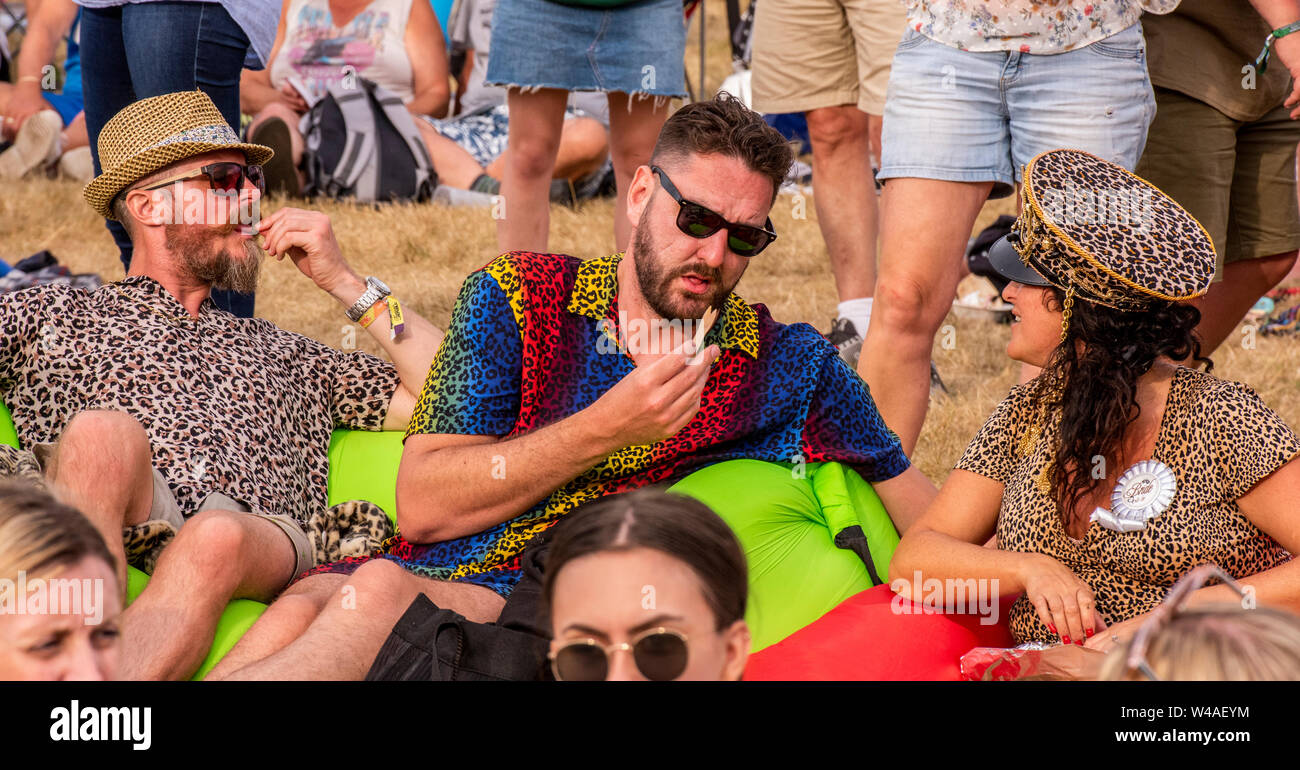 I frequentatori del festival in abiti a fantasia a Latitude Festival, Henham Park, Suffolk, Regno Unito, 21 Luglio 2019 Foto Stock
