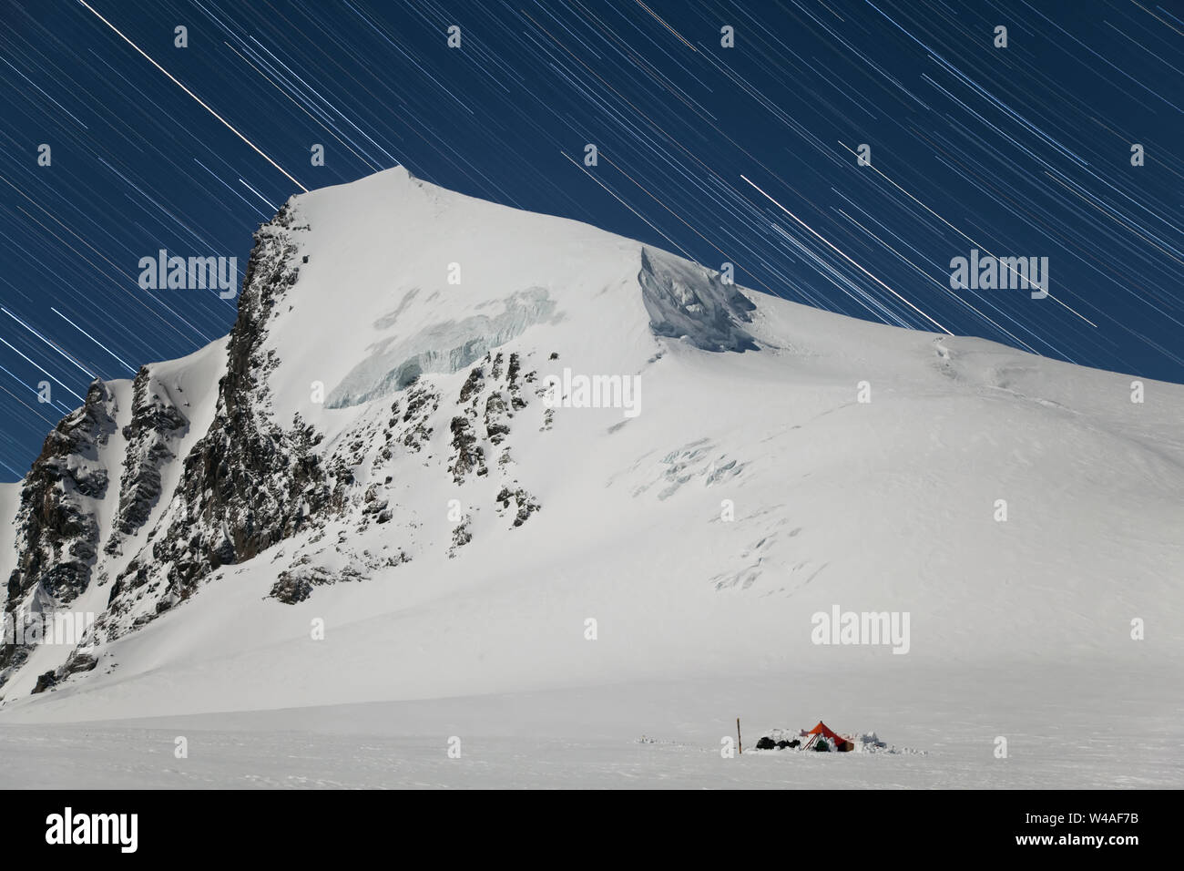 In inverno il paesaggio notturno con luminosi tourist tenda del tour di sci alpinisti. Altezza degli Altai mountains. La Siberia. La Russia. Foto Stock