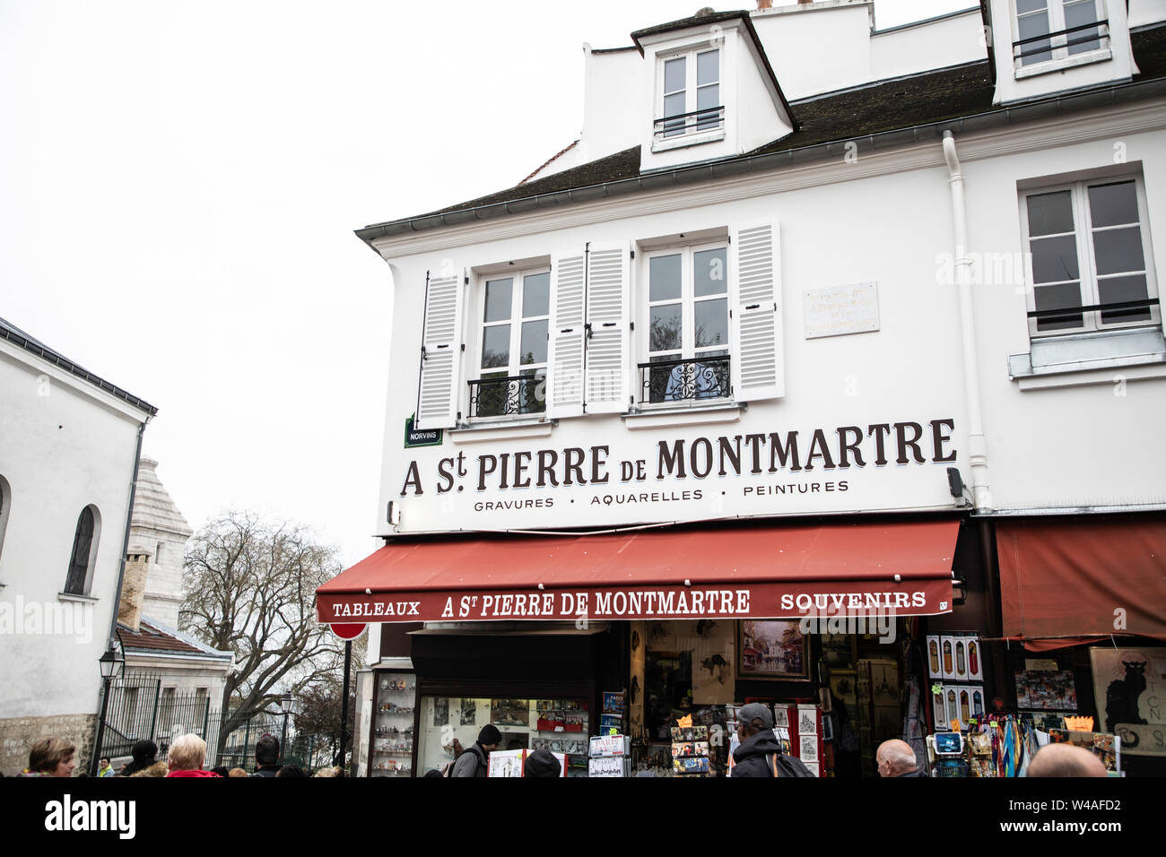 Un negozio di souvenir all'angolo di una strada a Montmartre, Parigi Francia. Foto Stock