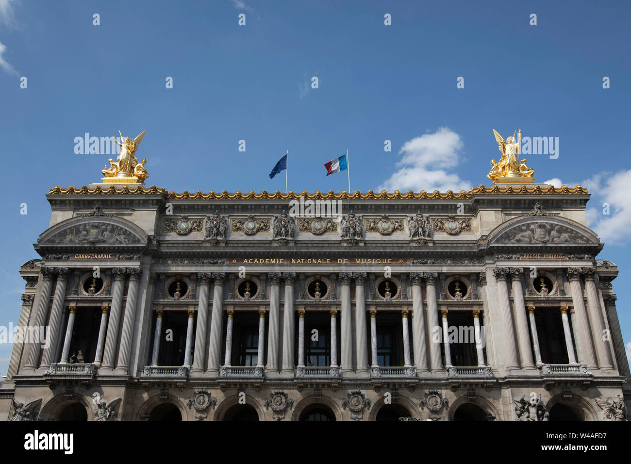 Parte superiore del Teatro dell'Opera di Parigi su un luminoso cielo blu giorno a Parigi, Francia. Foto Stock
