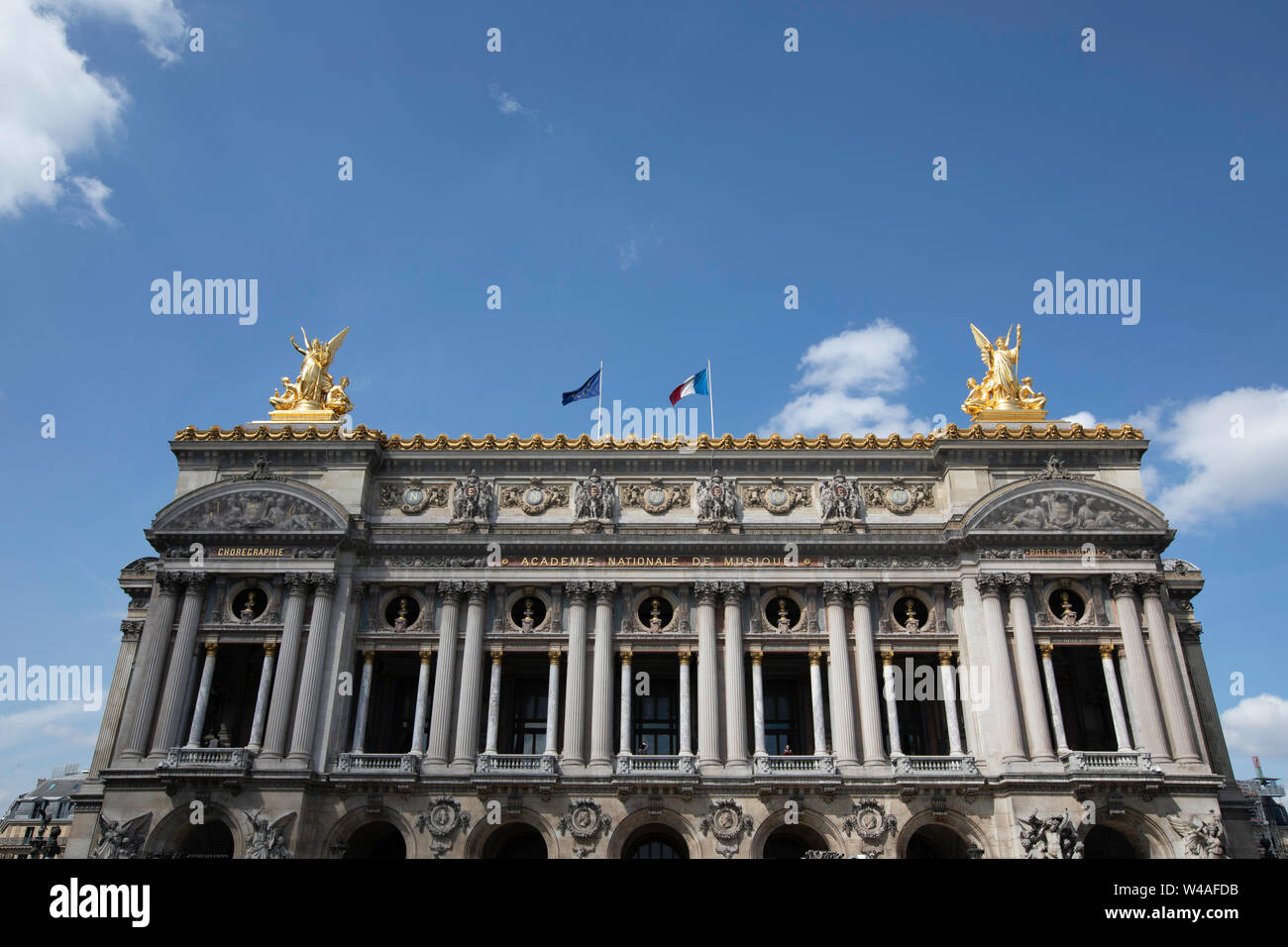 Parte superiore del Teatro dell'Opera di Parigi su un luminoso cielo blu giorno a Parigi, Francia. Foto Stock