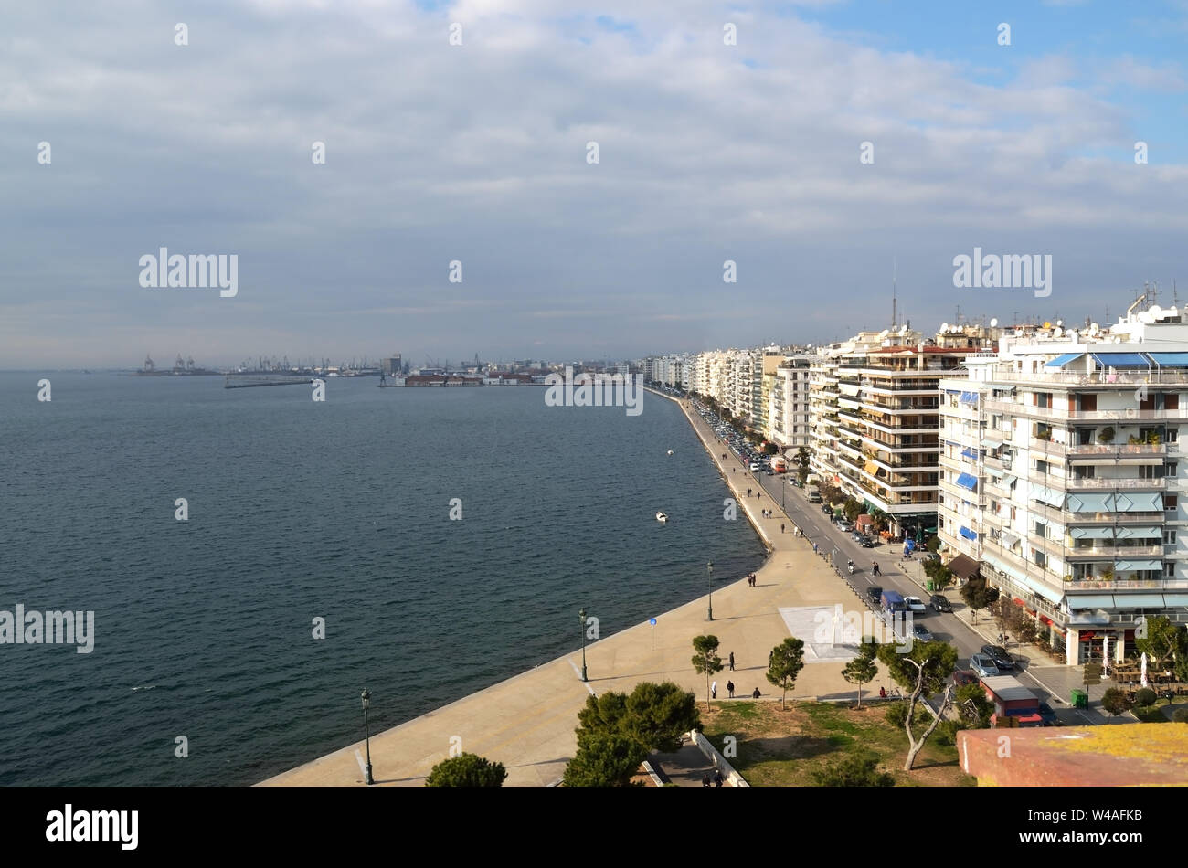 Sul lungomare di Salonicco e la porta .Vista dalla Torre Bianca. Foto Stock