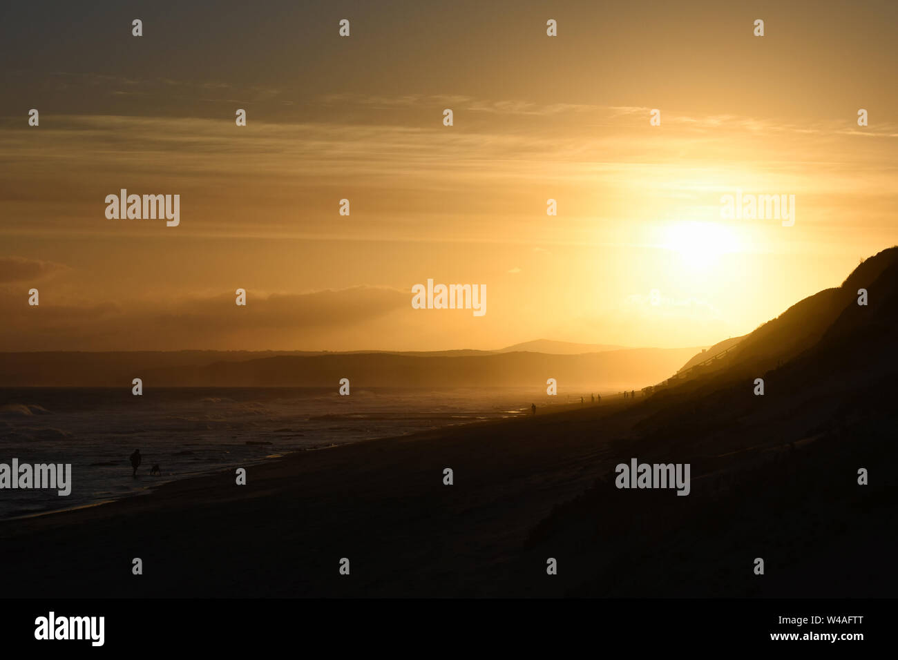 Finale di luce al tramonto sulla spiaggia al tramonto con orizzonte di riferimento Foto Stock