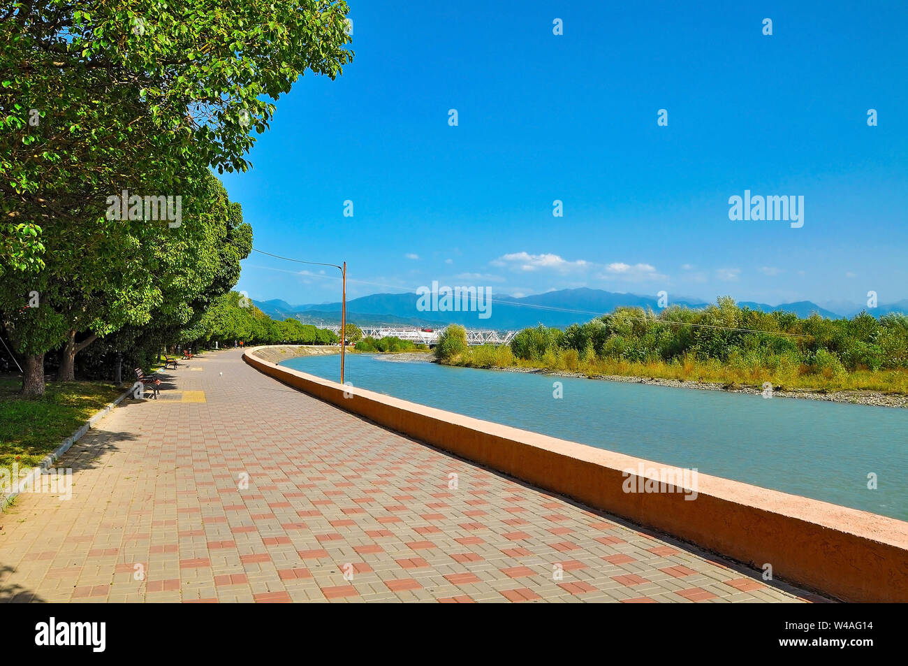 Argine del Fiume Mzymta a Sochi. Adler Foto Stock